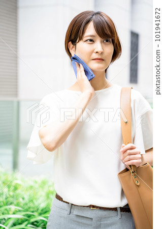 Business woman outdoors 101941672