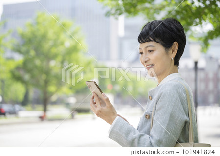 Middle-aged businesswoman looking at smartphone screen 101941824