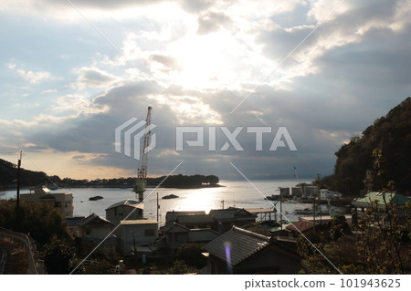 西伊豆的天空和大海夕陽的景象和剪影 101943625