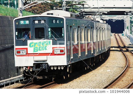 Sagami Railway New 7000 series on the Izumino Line heading for Yokohama 101944006