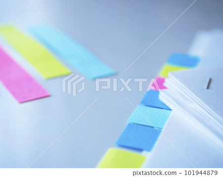 桌上有便籤的文件 桌上有便籤的文件 101944879