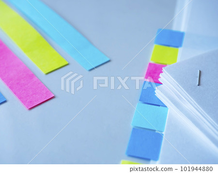 桌上有便籤的文件 桌上有便籤的文件 101944880