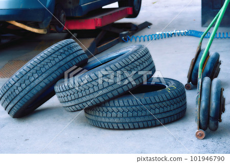 Service for the repair and replacement of a car wheel at a tire station Service for the repair and replacement of a car wheel at a tire station 101946790