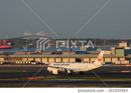 Passenger planes taxiing in the setting sun at Haneda Airport in the evening 101950483