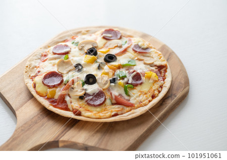 Milanese-style pizza with a thin crust Milanese-style pizza with a thin crust 101951061