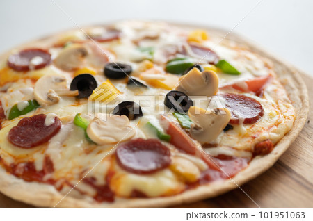 Milanese-style pizza with a thin crust Milanese-style pizza with a thin crust 101951063