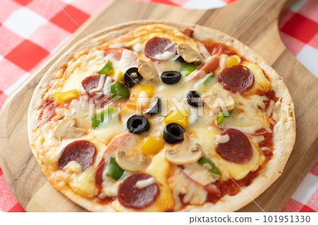 Milanese-style pizza with a thin crust 101951330