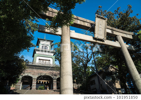 夏日藍天中的大山神社金澤鳥居和神門 夏日藍天中的大山神社金澤鳥居和神門 101951850