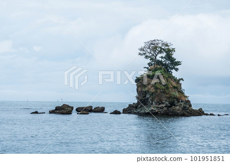 富山 Onnaiwa 雨後漂浮在 Amaharashi 海灘上 富山 Onnaiwa 雨後漂浮在 Amaharashi 海灘上 101951851