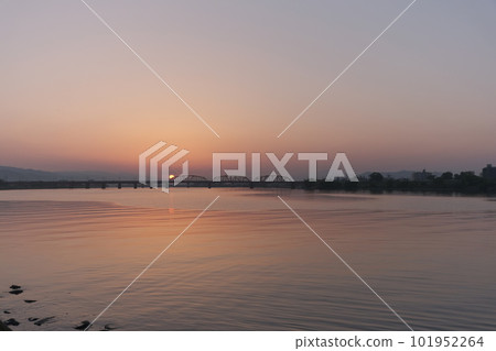 早上在河床上 早上在河床上 101952264