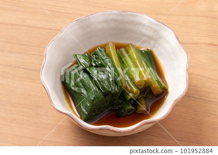 Ascetic Garlic Pickled in Soy Sauce 101952884