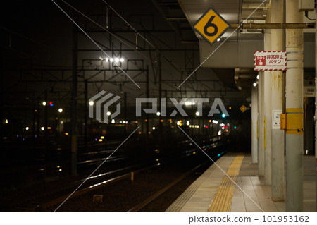 午夜時分站台的景色 101953162