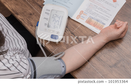 [Housewife measuring blood pressure Normal] 101953364