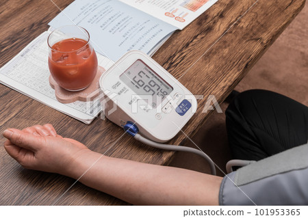 [Housewife measuring blood pressure high] 101953365
