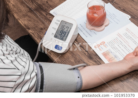 [Housewife measuring blood pressure high] 101953370