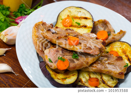 Barbecued lamb chops with aubergine Barbecued lamb chops with aubergine 101953588