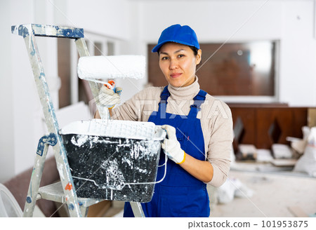 Asian woman builder looking at camera and smiling 101953875