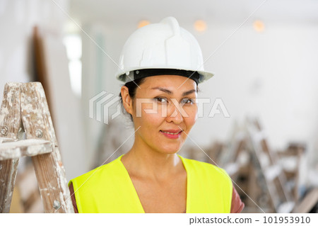 Portrait of asian woman builder 101953910