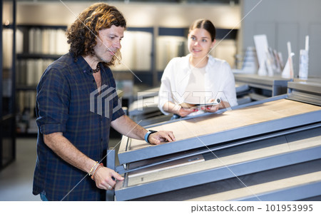 spouses carefully examine flooring wood material laminate spouses carefully examine flooring wood material laminate 101953995