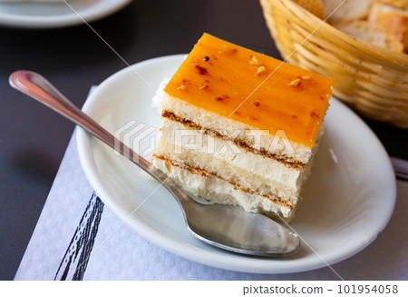 Cake with addition of whiskey.  101954058
