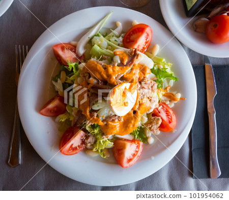 Salad Xatonada with tuna, escarole 101954062