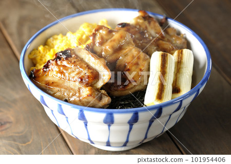 Hot teriyaki rice bowl with minced egg, grilled green onion, chopped seaweed and yakitori 101954406