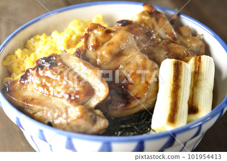 Hot teriyaki rice bowl with minced egg, grilled green onion, chopped seaweed and yakitori 101954413