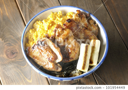 A bird's-eye view of a hot teriyaki rice bowl with minced egg, grilled green onions, chopped seaweed, and yakitori A bird's-eye view of a hot teriyaki rice bowl with minced egg, grilled green onions, chopped seaweed, and yakitori 101954449