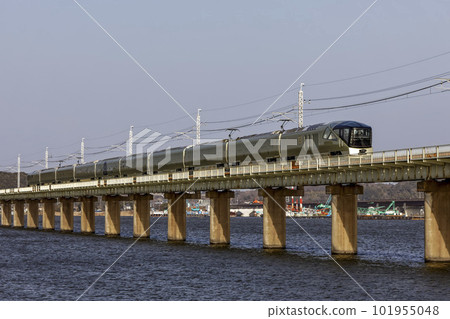 穿過鐵橋的豪華火車 101955048