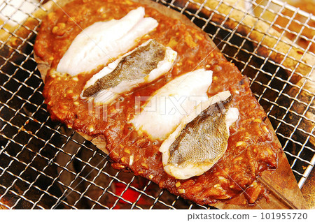 使用木炭火盆烹製 Hoba miso-yaki 使用木炭火盆烹製 Hoba miso-yaki 101955720