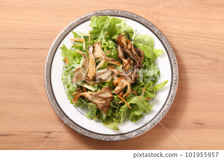 Green salad with fried maitake mushrooms Green salad with fried maitake mushrooms 101955957
