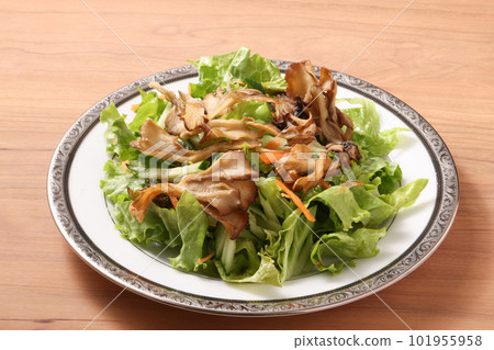 Green salad with fried maitake mushrooms Green salad with fried maitake mushrooms 101955958