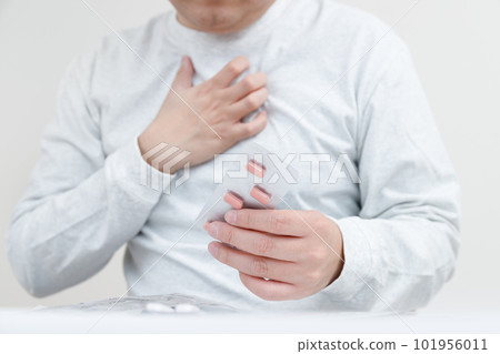 一個飽受藥物折磨的人。藥物危害和疾病 一個飽受藥物折磨的人。藥物危害和疾病 101956011