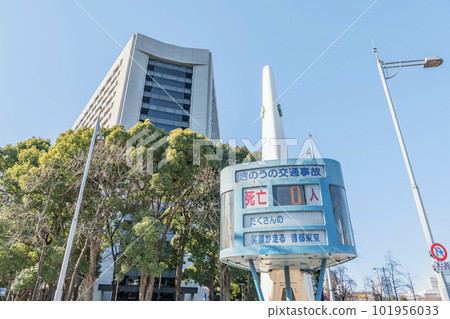 Kasumigaseki, Chiyoda-ku, Tokyo Metropolitan Police Department Headquarters and an electronic bulletin board displaying the number of traffic accident fatalities 101956033