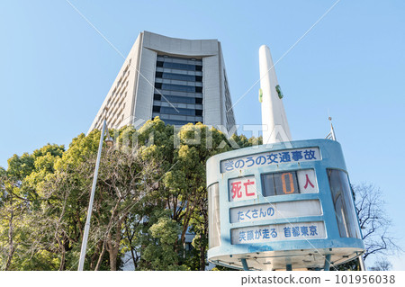 東京都警察廳千代田區霞關本部和顯示交通事故死亡人數的電子公告板 東京都警察廳千代田區霞關本部和顯示交通事故死亡人數的電子公告板 101956038