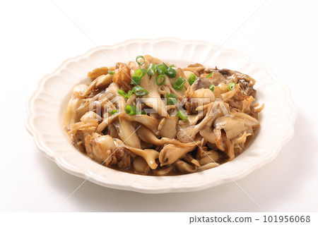 Stir-fried maitake mushrooms and baby scallops with butter and soy sauce 101956068