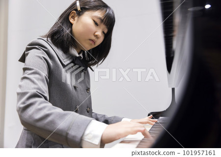 彈鋼琴的初中生六年級 101957161