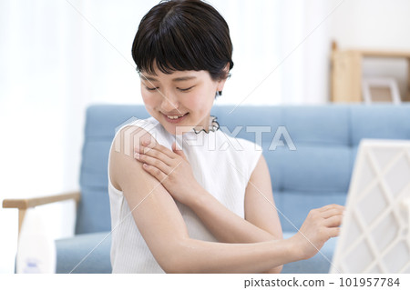 年輕女子繪畫防曬霜 年輕女子繪畫防曬霜 101957784