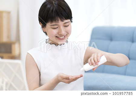 年輕女子繪畫防曬霜 年輕女子繪畫防曬霜 101957785