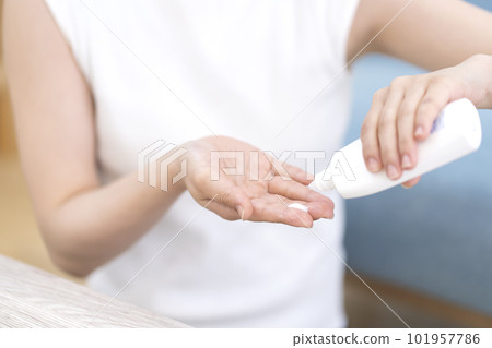 塗防曬霜的年輕女子身體部位 101957786