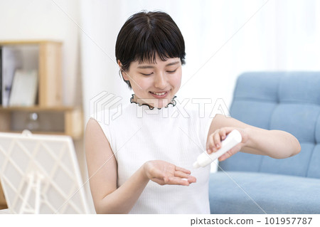 年輕女子繪畫防曬霜 年輕女子繪畫防曬霜 101957787