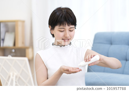 年輕女子繪畫防曬霜 年輕女子繪畫防曬霜 101957788