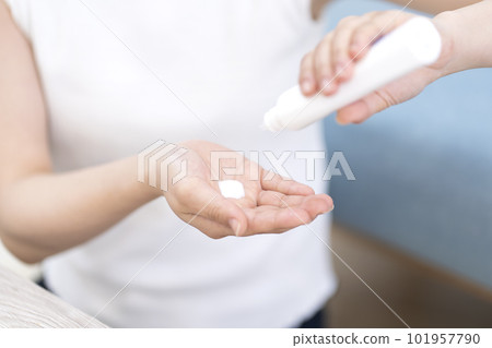 塗防曬霜的年輕女子身體部位 塗防曬霜的年輕女子身體部位 101957790