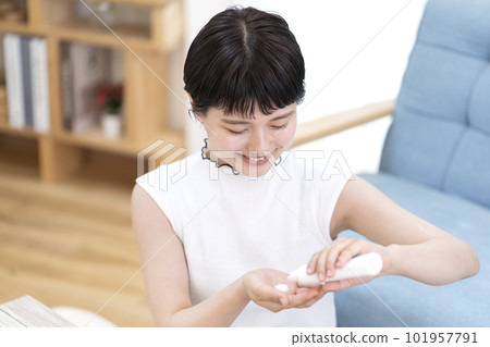 年輕女子繪畫防曬霜 101957791