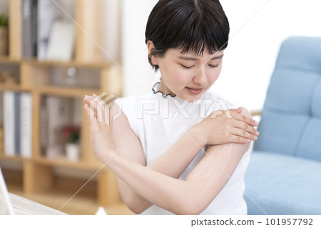 年輕女子繪畫防曬霜 年輕女子繪畫防曬霜 101957792