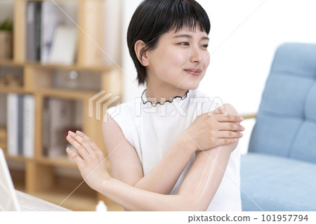 年輕女子繪畫防曬霜 年輕女子繪畫防曬霜 101957794