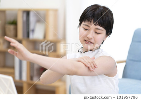 Young woman painting sunscreen 101957796