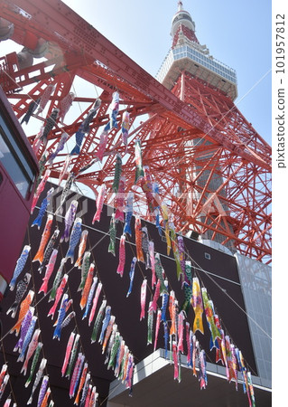 東京鐵塔和東京鐵塔腳下一年一度的鯉魚旗 東京鐵塔和東京鐵塔腳下一年一度的鯉魚旗 101957812