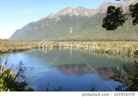 Mountain scenery reflected in the water 101958370