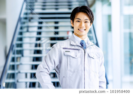 Contractor male work 101958400